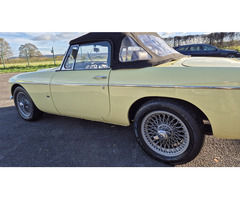 MGB V8 Roadster 1974 in Primrose - 4